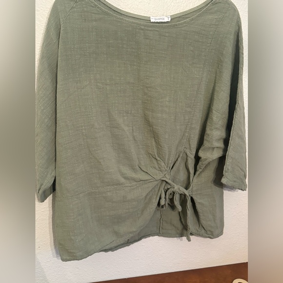 DIVERSE WOMANS  GREEN TOP - Picture 1 of 3